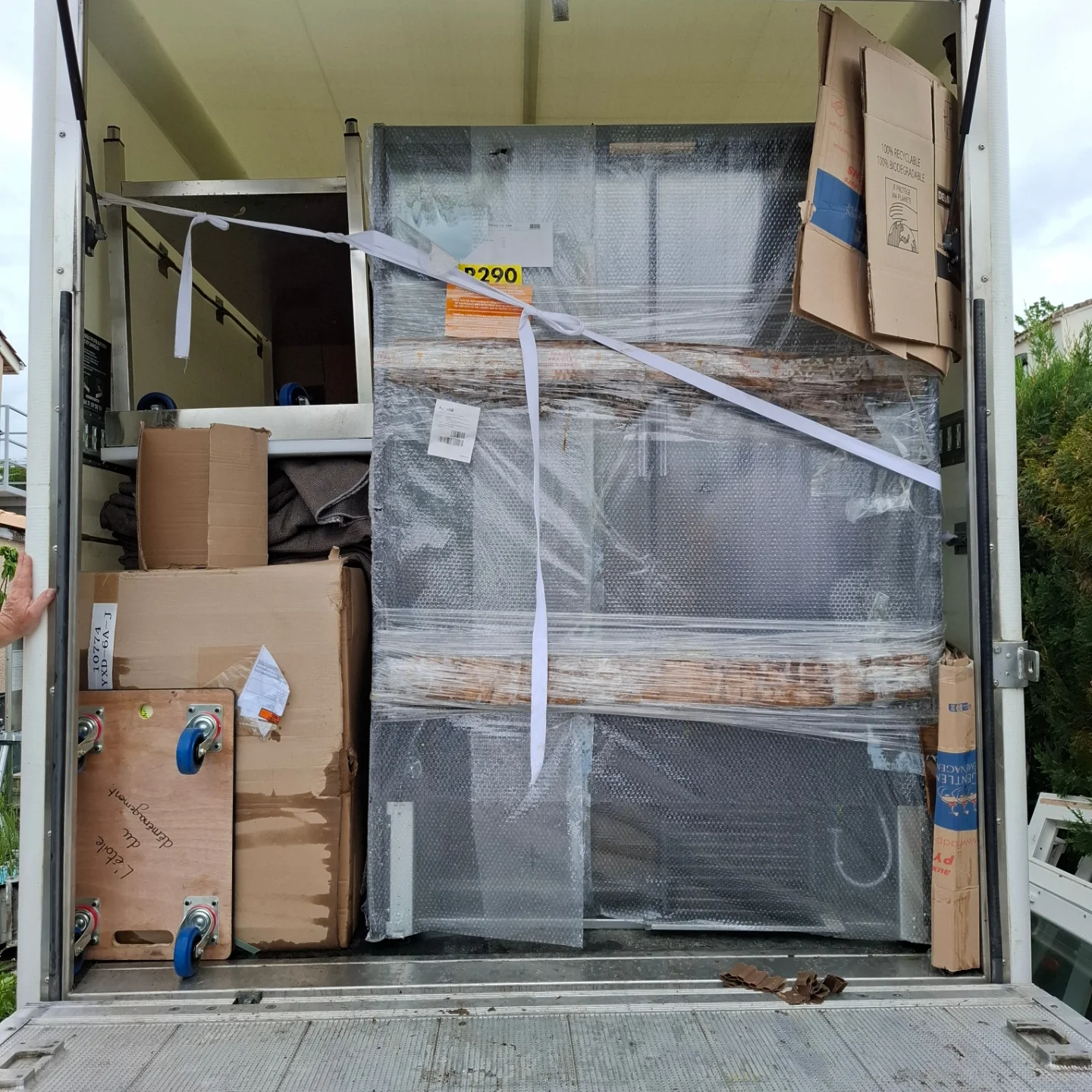 Camion de déménagement etoile chargé de cartons et matériel protégé au film bulle dans le tarn