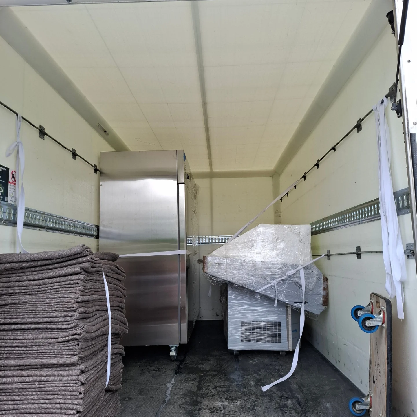 Camion de déménagement etoile organisé avec frigo sanglé, diable et couvertures de protection dans le tarn