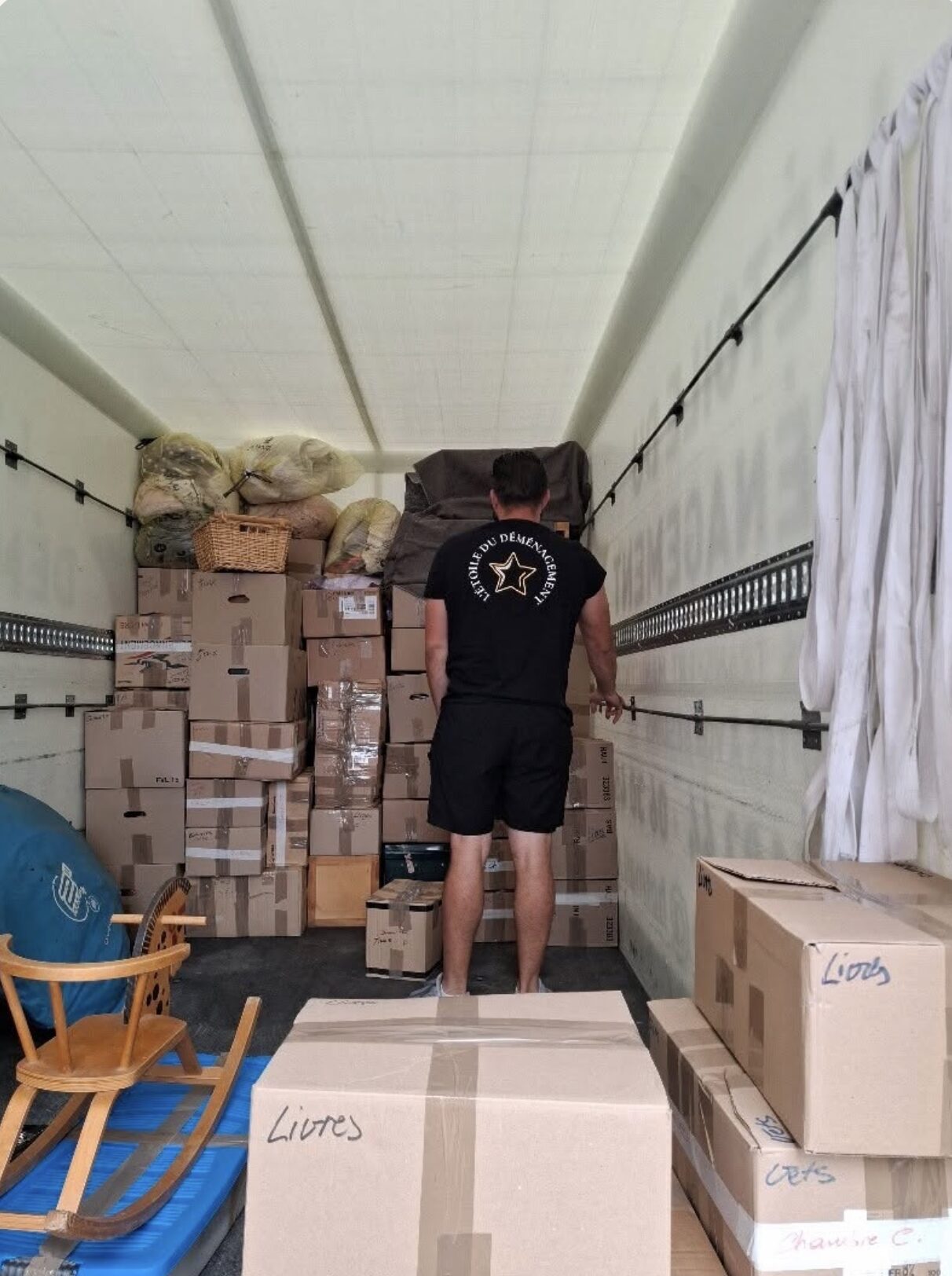 Camion de déménagement organisé avec cartons empilés, service etoile spécialisé en déménagement dans le tarn