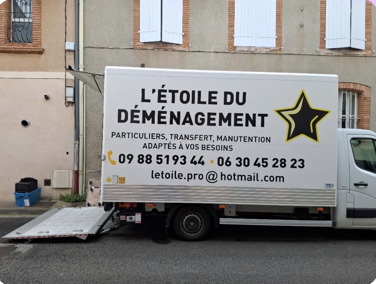 Camion de déménagement etoile en opération dans une rue résidentielle du tarn