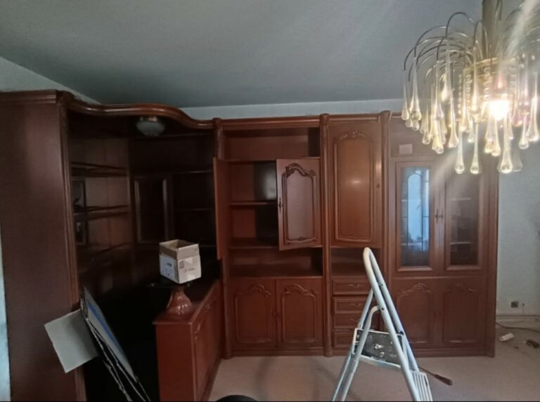 Grande bibliothèque en bois en cours de déménagement par etoile dans un salon traditionnel du tarn