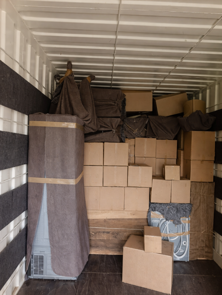 Camion de déménagement etoile chargé de cartons et meubles protégés, service professionnel dans le tarn