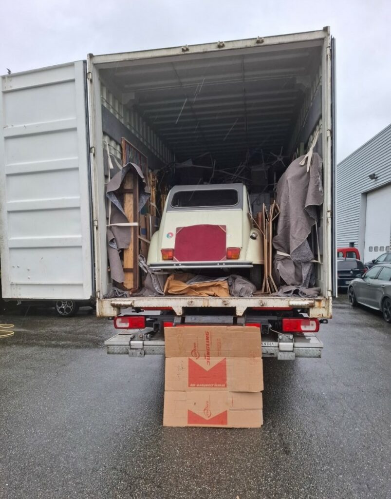 Transport sécurisé de voiture rétro par etoile dans un camion capitonné sous la pluie dans le tarn