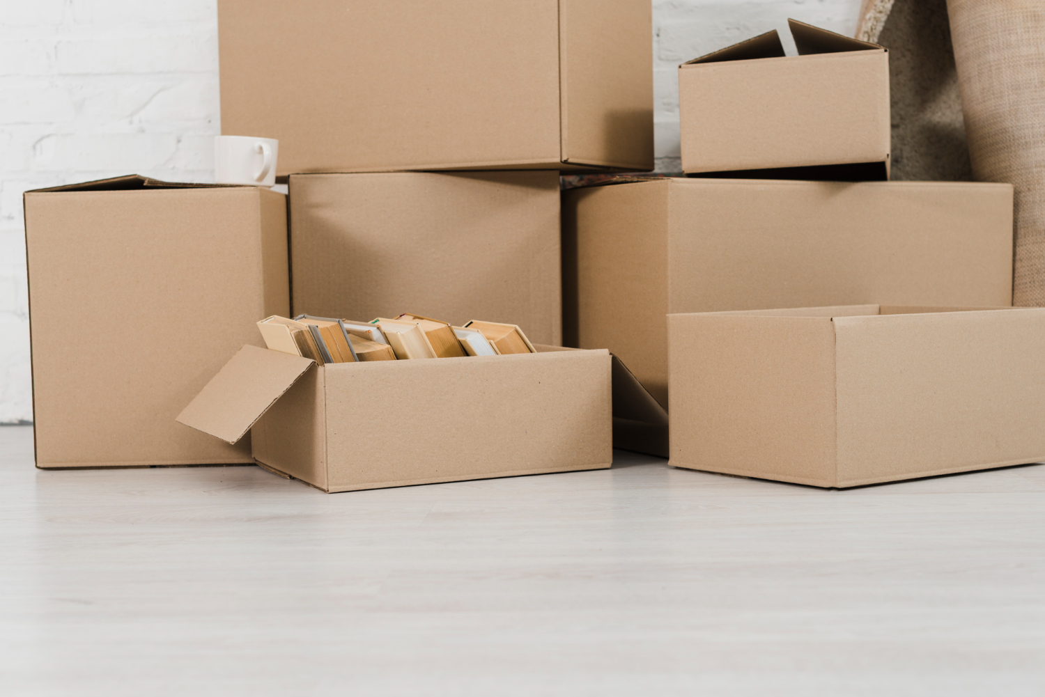 Cartons de déménagement avec livres pour service etoile dans le tarn